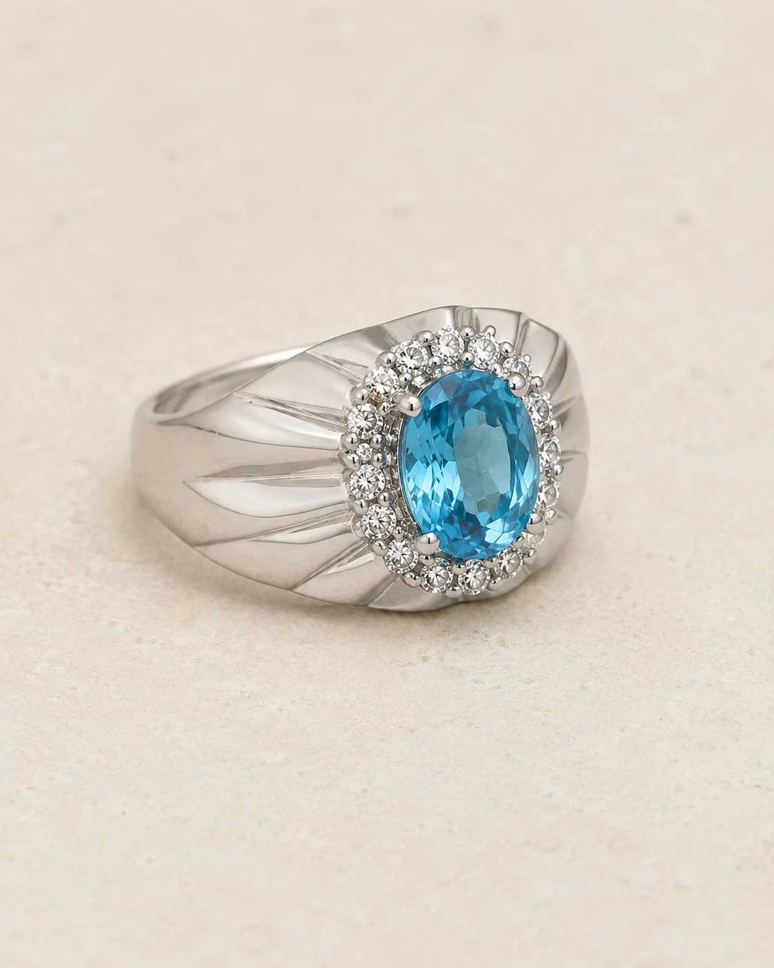 Anello in argento con topazio azzurro e zirconi