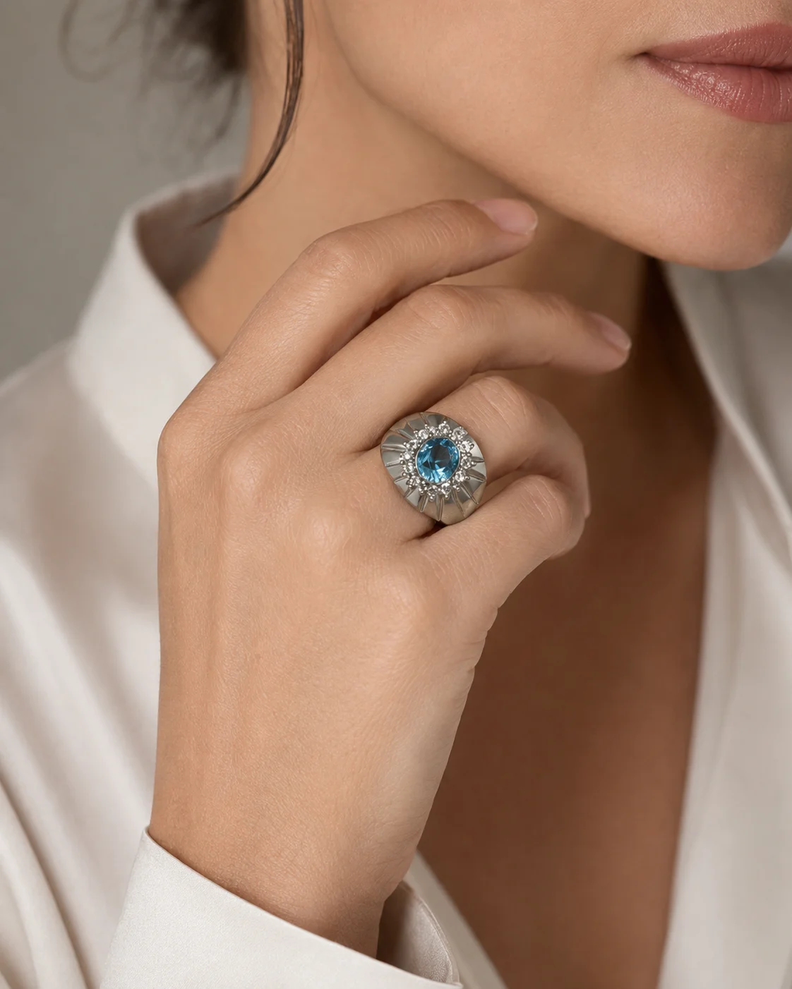 Anello in argento con topazio azzurro e zirconi
