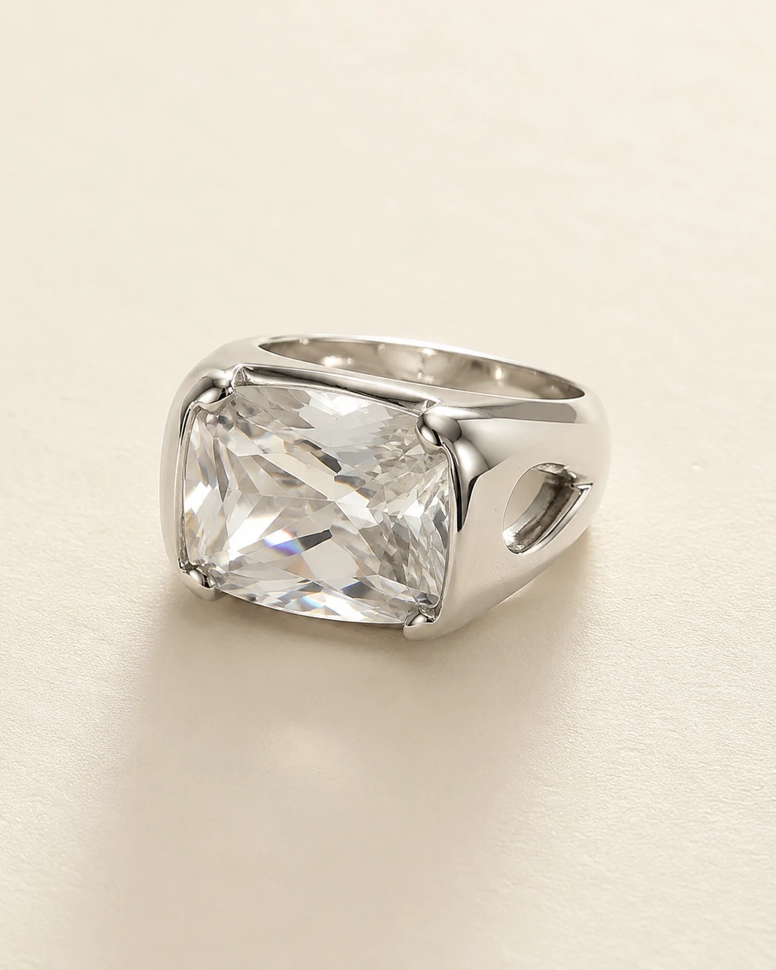 Anello in argento con zirconi