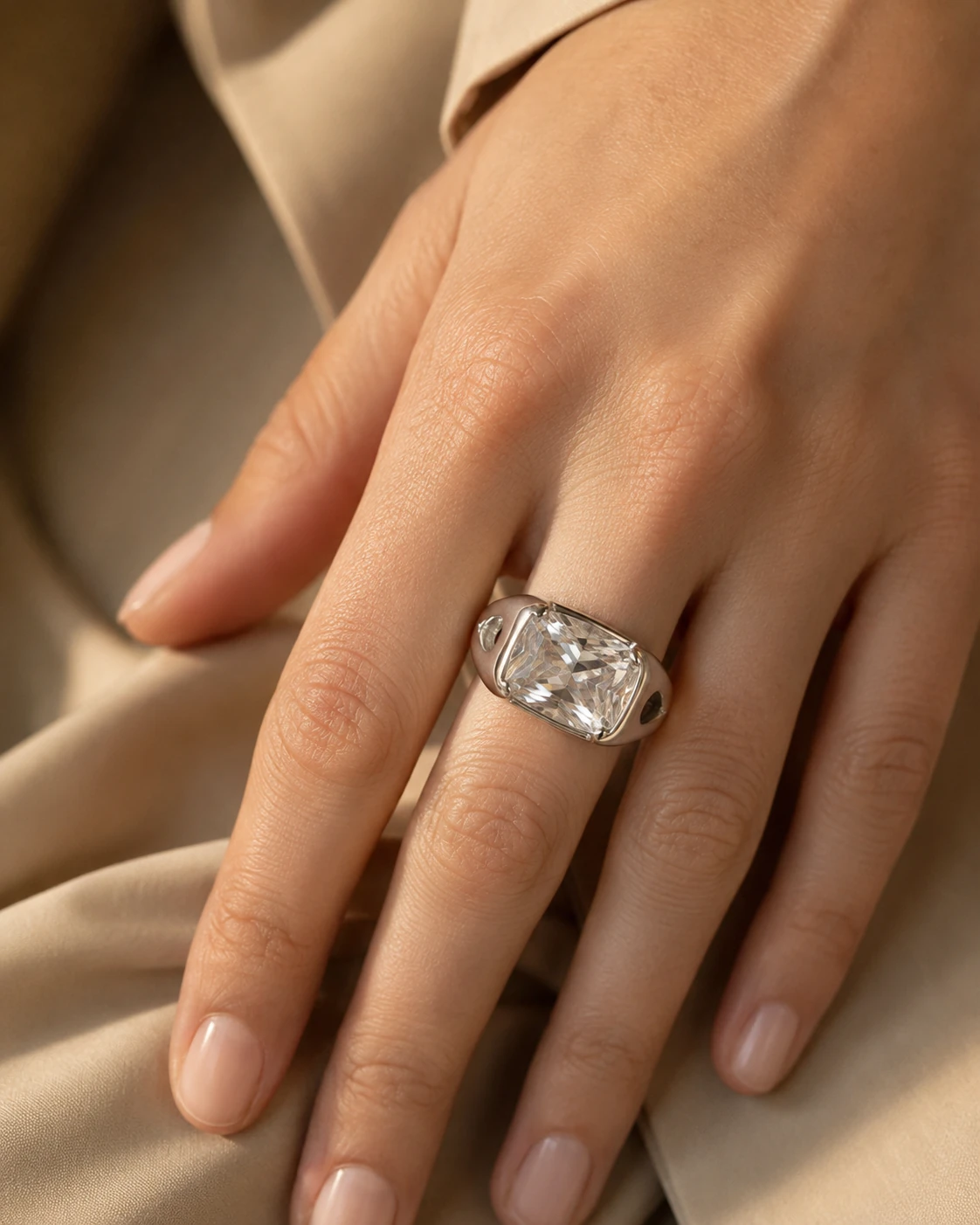 Anello in argento con zirconi