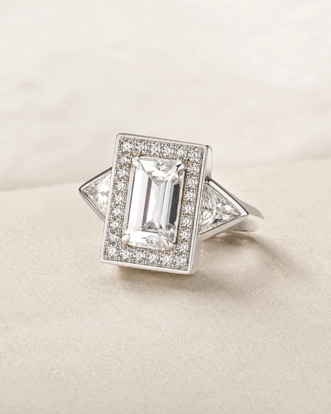 Anello in argento con zirconi