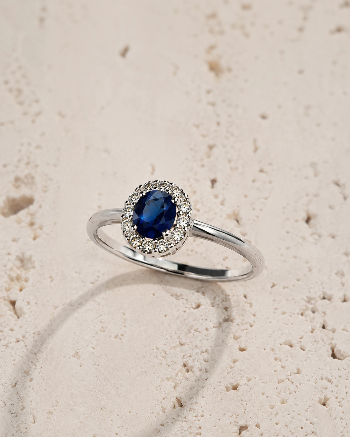 Anello in oro bianco 18 kt con zaffiro centrale e diamanti – varie carature
