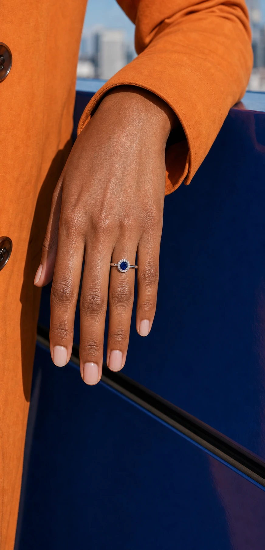 Anello in oro bianco 18 kt con zaffiro centrale e diamanti – varie carature
