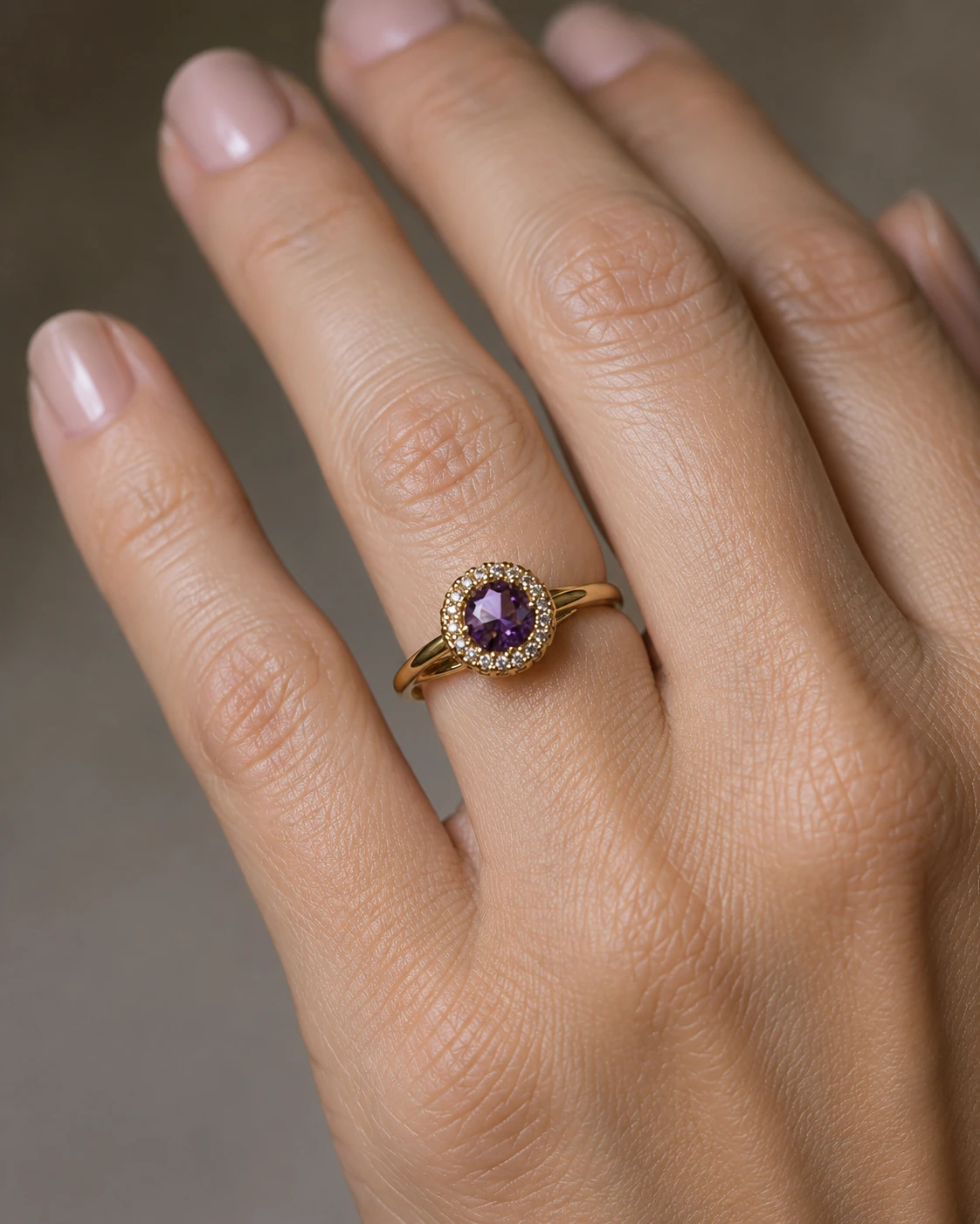Anello in oro giallo 18 kt con ametista e zirconi