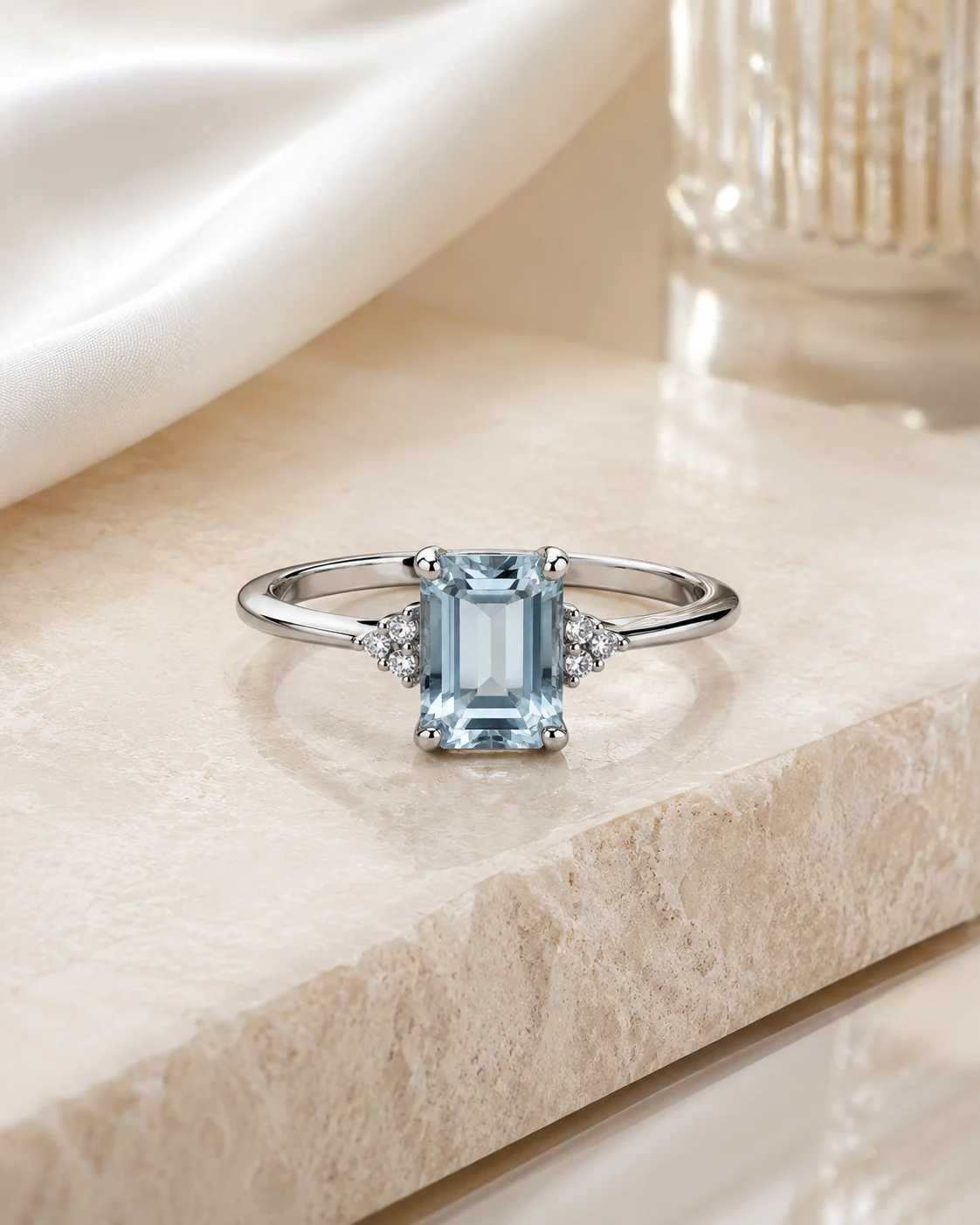 Anello in oro bianco 18 kt con acquamarina e diamanti