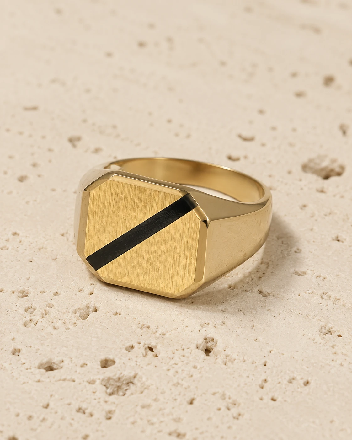 Anello a scudo in oro giallo 18 kt
