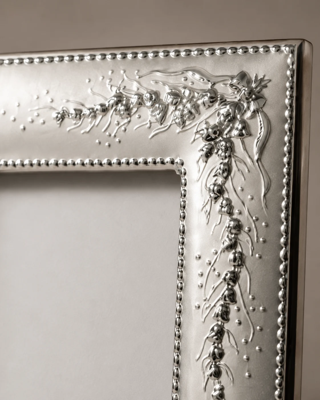 Cornice in argento