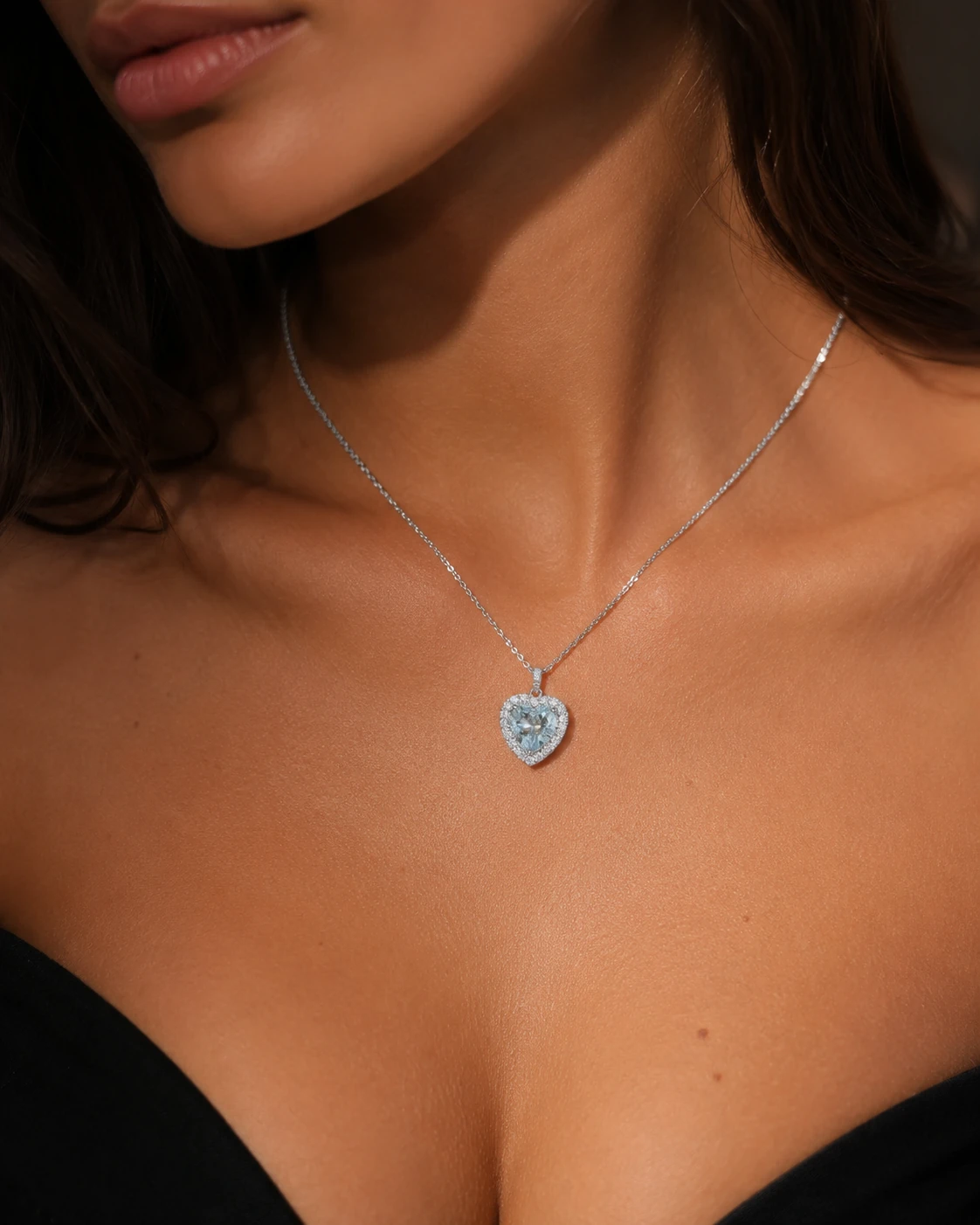 Collana in oro bianco 18 kt con acquamarina e diamanti