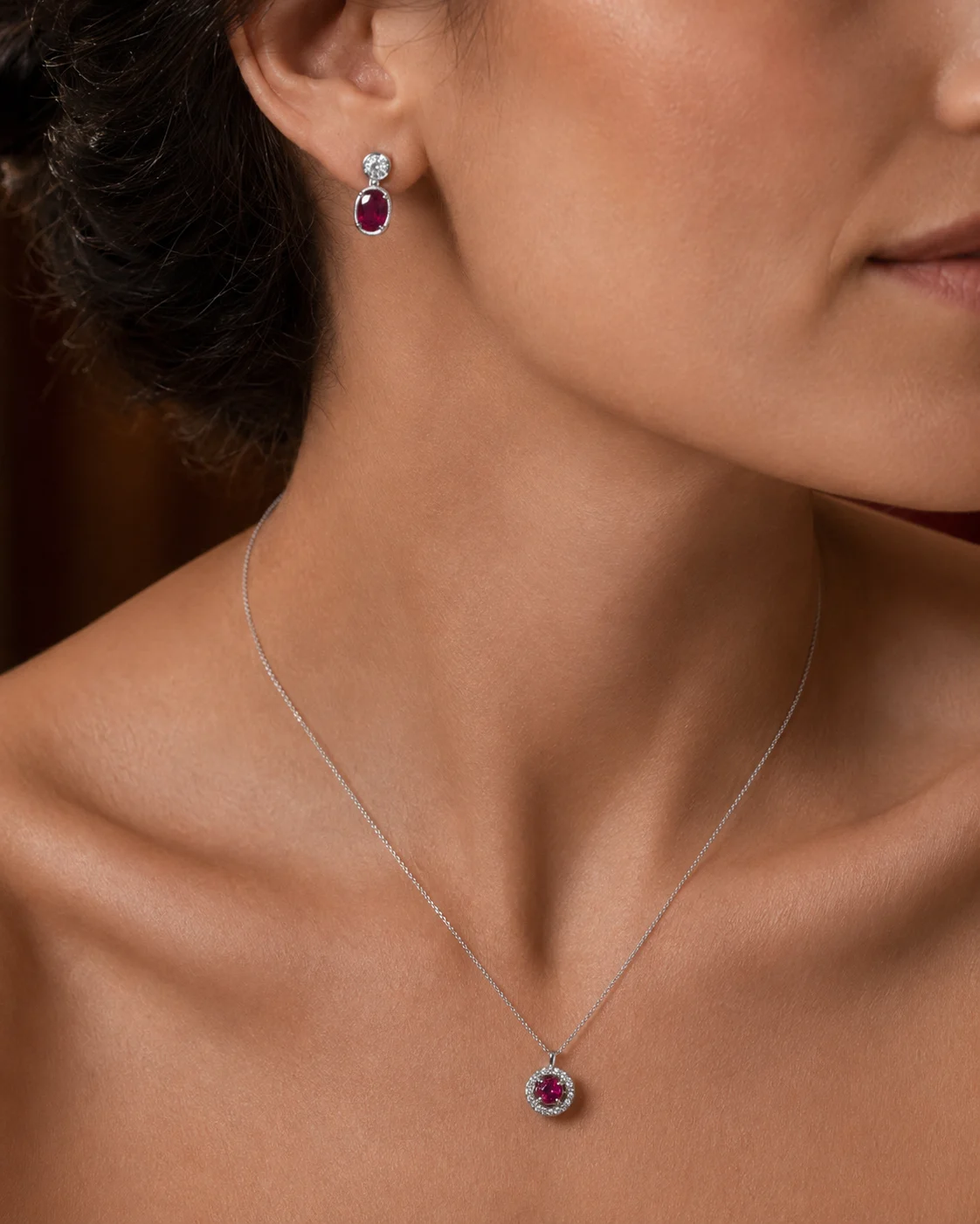 Collana in oro bianco 18 kt con rubino e diamanti