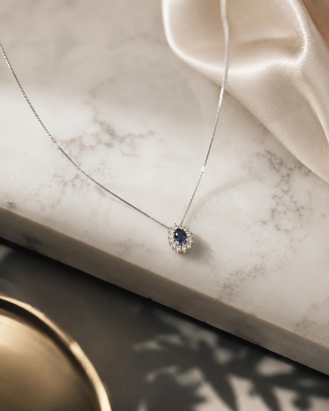 Collana in oro bianco 18 kt con zaffiro e diamanti