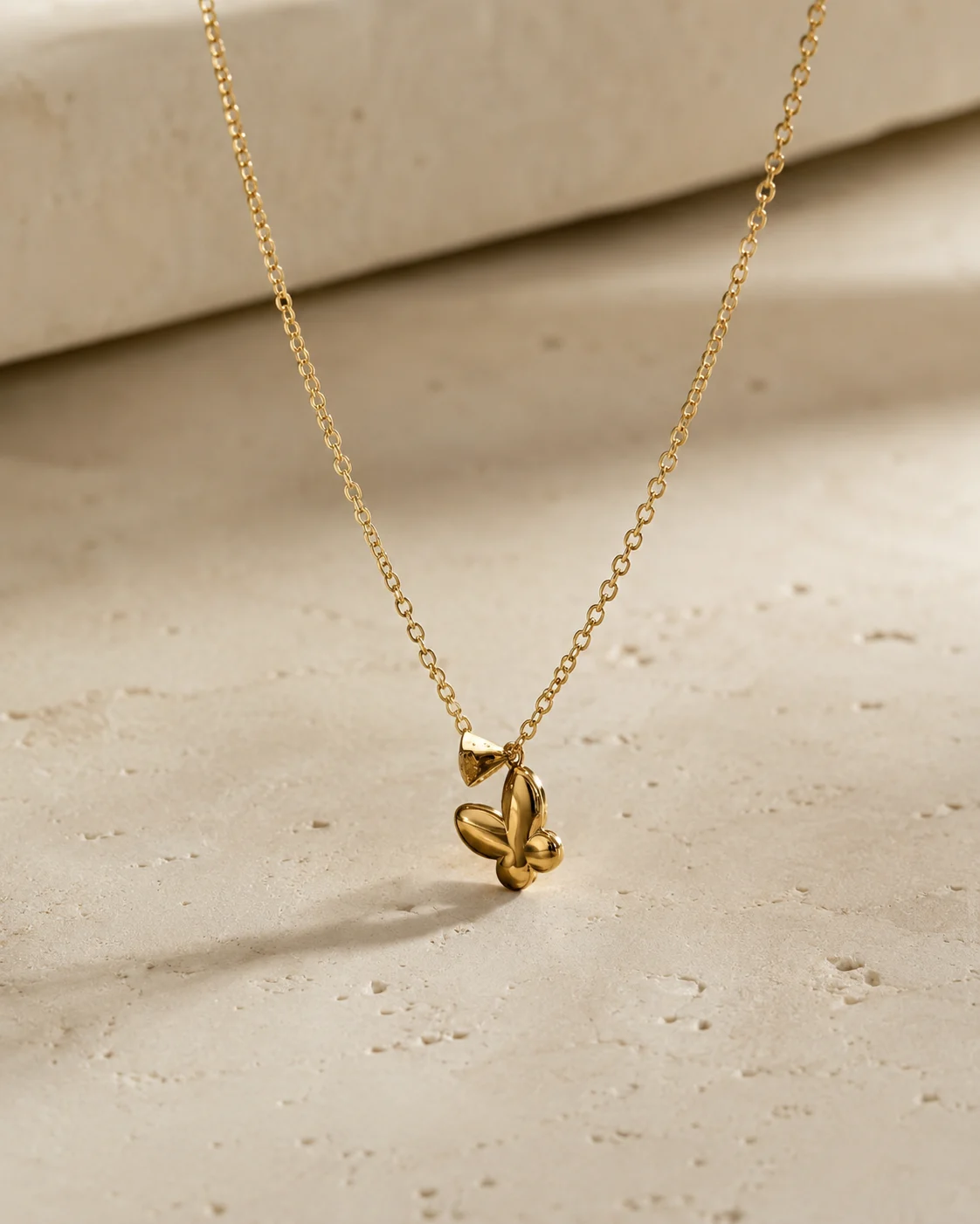 Collana con farfalla in oro giallo 18 kt