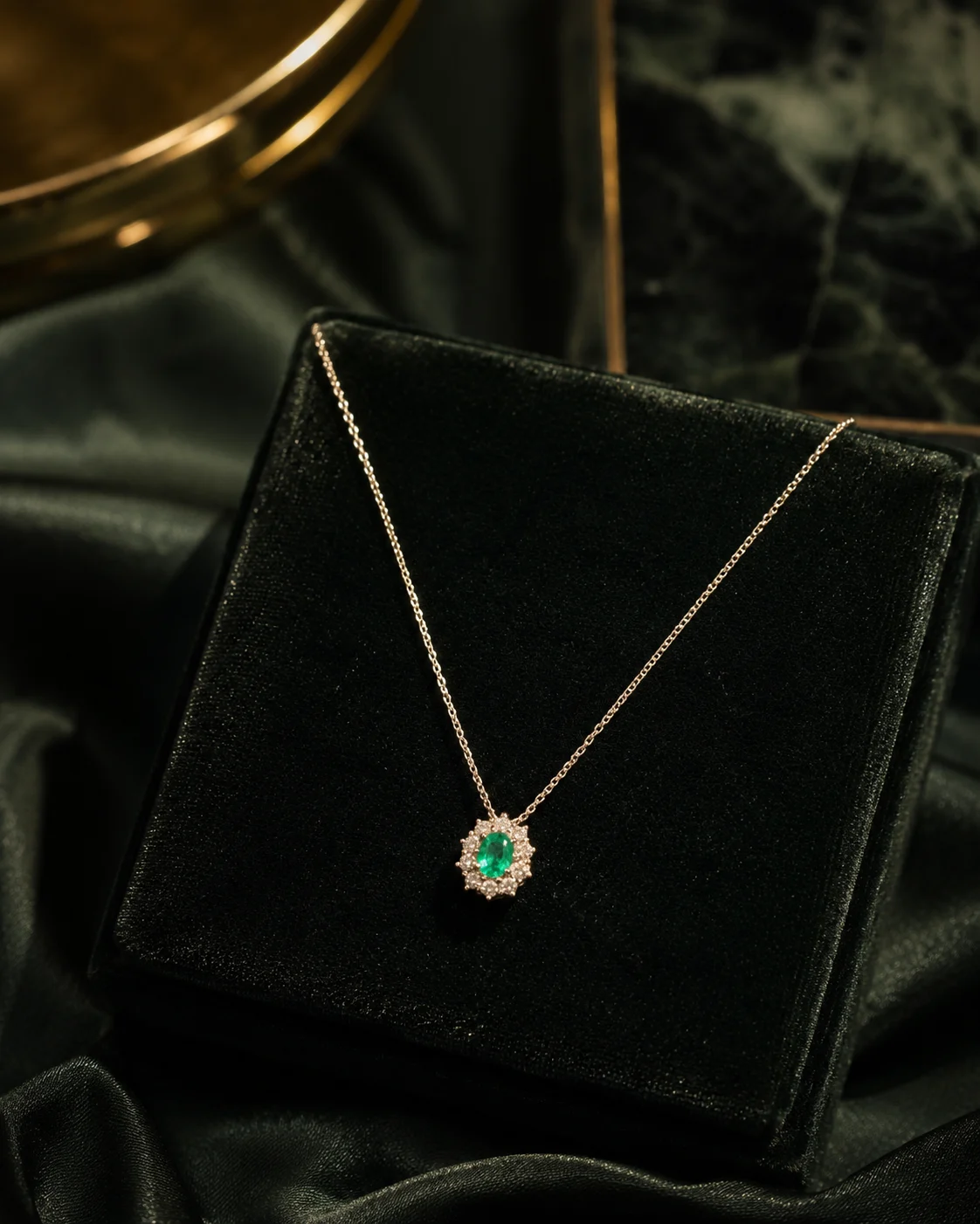 Collana in oro bianco 18 kt con smeraldo e diamanti