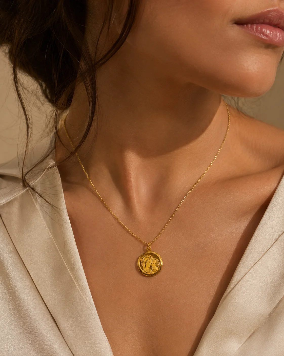 Collana con Madonna in oro giallo 18 kt
