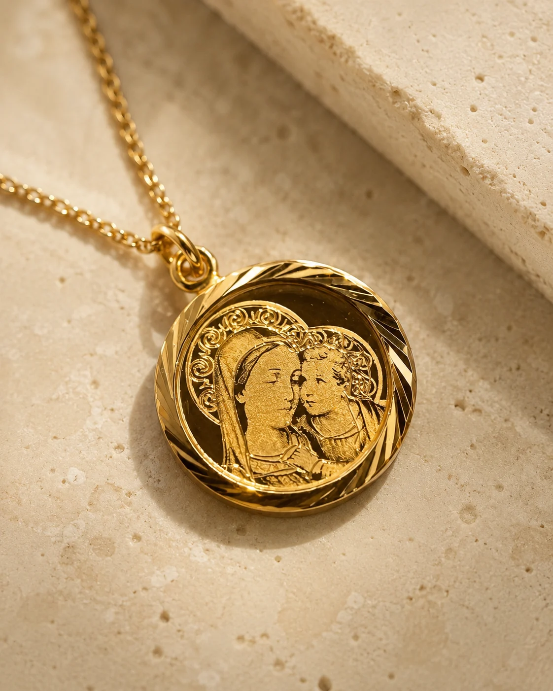 Collana con Madonna in oro giallo 18 kt