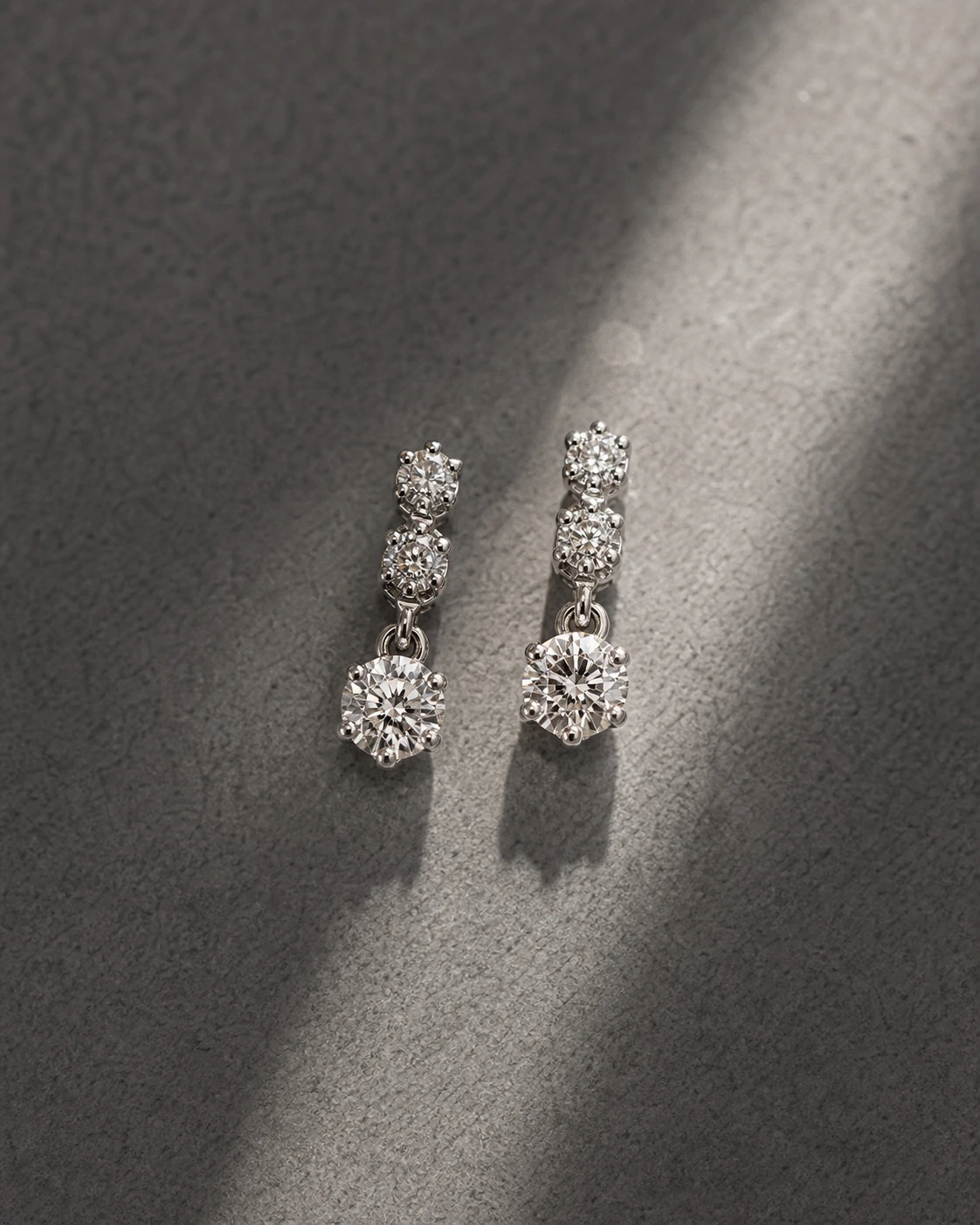 Orecchino in oro bianco 18 kt e diamanti