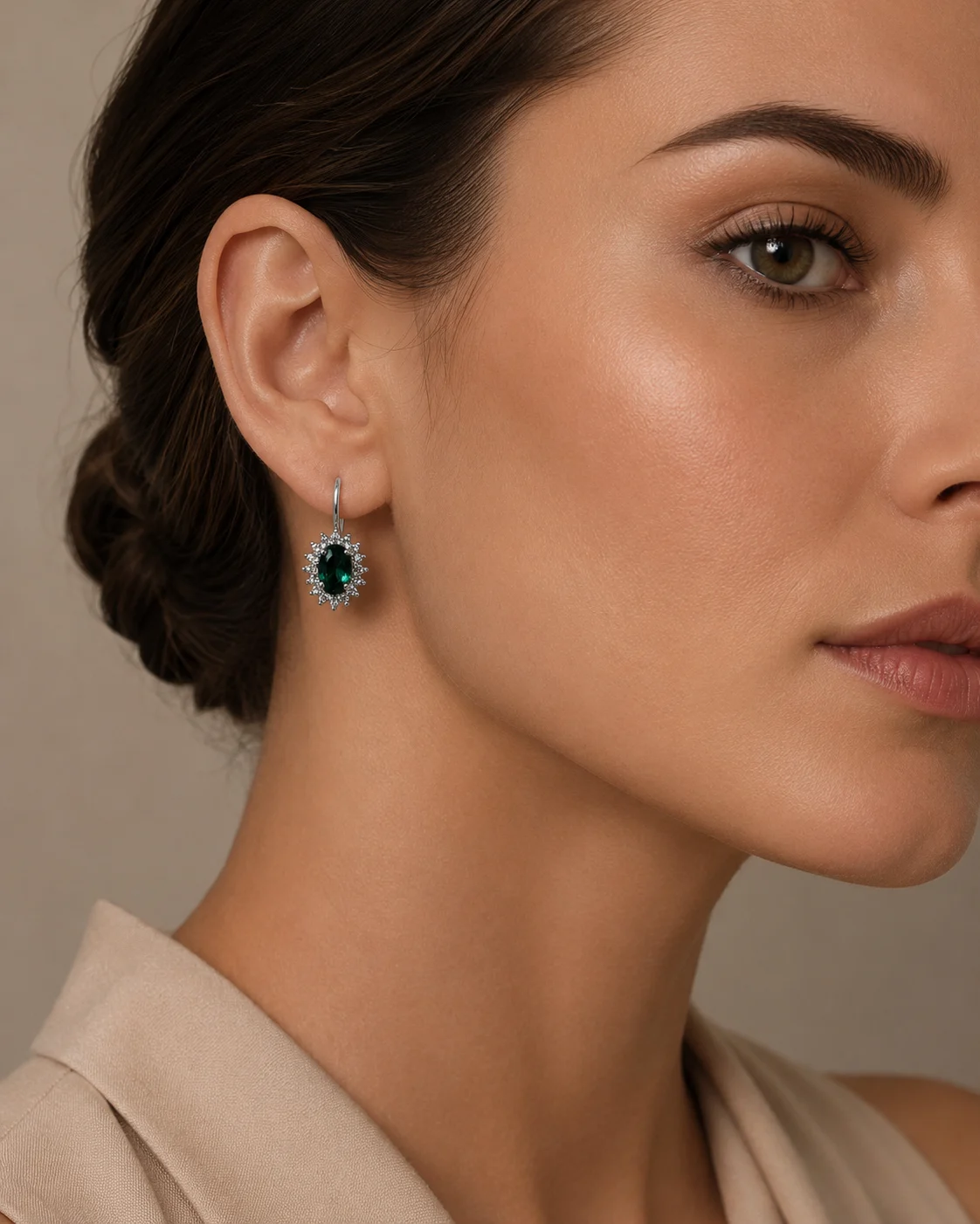 Orecchino in oro bianco 18 kt con smeraldo e diamanti